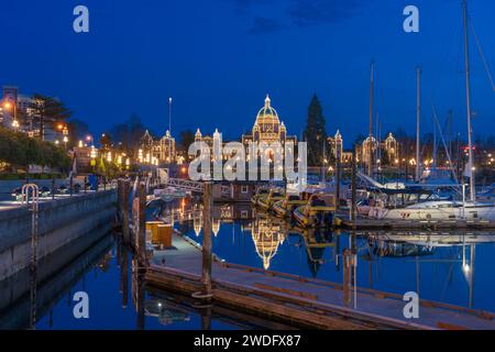 Der innere Hafen während der blauen Stunde in Victoria, Vancouver Island, British Columbia, Kanada. Stockfoto