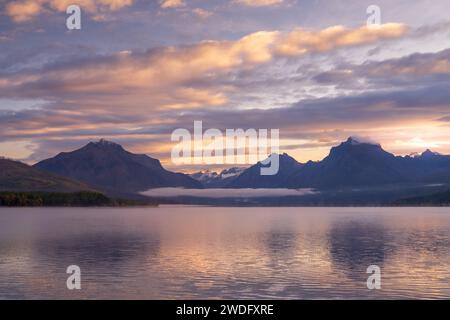 Sonnenuntergang am Lake McDonald, Apgar Village, West Glacier, Glacier National Park, Montana, USA. Stockfoto