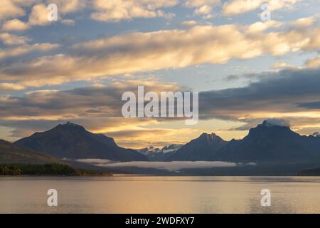 Sonnenuntergang am Lake McDonald, Apgar Village, West Glacier, Glacier National Park, Montana, USA. Stockfoto