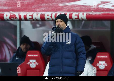 Leipzig, Deutschland. Januar 2024. Fußball: Bundesliga, RB Leipzig - Bayer Leverkusen, Spieltag 18, Red Bull Arena. Leipziger Trainer Marco Rose gestikuliert. Quelle: Jan Woitas/dpa/Alamy Live News Stockfoto