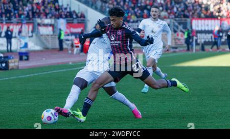 Nürnberg, Deutschland. Januar 2024. v. l. Christian Kinsombi (FC Hansa Rostock, 27) und Nathaniel Brown (1.FC Nürnberg, 27). 20.01.2024, Fussball, 2. Bundesliga, 1. FC N?rnberg - F.C. Hansa Rostock, GER, Nürnberg, Max-Morlock-Stadion, DFL-VORSCHRIFTEN VERBIETEN DIE VERWENDUNG VON FOTOGRAFIEN ALS BILDSEQUENZEN UND/ODER QUASI-VIDEO. Quelle: dpa/Alamy Live News Stockfoto