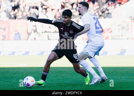 Nürnberg, Deutschland. Januar 2024. v, l. CAN Uzun (1. FC Nürnberg, 42) und Janik Bachmann (FC Hansa Rostock, 26). 20.01.2024, Fussball, 2. Bundesliga, 1. FC N?rnberg - F.C. Hansa Rostock, GER, Nürnberg, Max-Morlock-Stadion, DFL-VORSCHRIFTEN VERBIETEN DIE VERWENDUNG VON FOTOGRAFIEN ALS BILDSEQUENZEN UND/ODER QUASI-VIDEO. Quelle: dpa/Alamy Live News Stockfoto