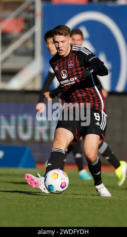 Nürnberg, Deutschland. Januar 2024. Florian Flick (1. FC Nürnberg, 6). 20.01.2024, Fussball, 2. Bundesliga, 1. FC N?rnberg - F.C. Hansa Rostock, GER, Nürnberg, Max-Morlock-Stadion, DFL-VORSCHRIFTEN VERBIETEN DIE VERWENDUNG VON FOTOGRAFIEN ALS BILDSEQUENZEN UND/ODER QUASI-VIDEO. Quelle: dpa/Alamy Live News Stockfoto