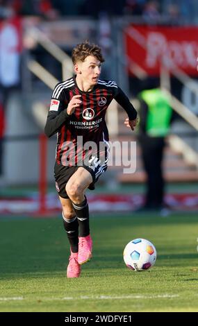 Nürnberg, Deutschland. Januar 2024. Benjamin Goller (1. FC Nürnberg, 14). 20.01.2024, Fussball, 2. Bundesliga, 1. FC N?rnberg - F.C. Hansa Rostock, GER, Nürnberg, Max-Morlock-Stadion, DFL-VORSCHRIFTEN VERBIETEN DIE VERWENDUNG VON FOTOGRAFIEN ALS BILDSEQUENZEN UND/ODER QUASI-VIDEO. Quelle: dpa/Alamy Live News Stockfoto