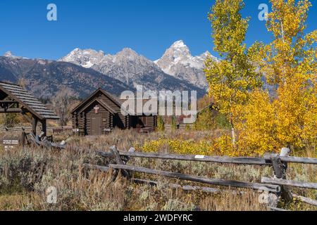 Die Kapelle der Verklärung, Episkopal mit einer Kulisse der Grand Tetons-Gebirgszüge im Grand Tetons-Nationalpark, Wyoming, USA. Stockfoto