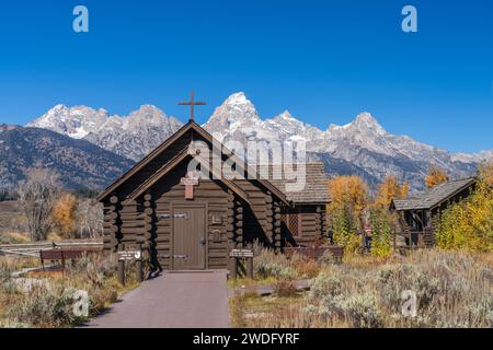 Die Kapelle der Verklärung, Episkopal mit einer Kulisse der Grand Tetons-Gebirgszüge im Grand Tetons-Nationalpark, Wyoming, USA. Stockfoto