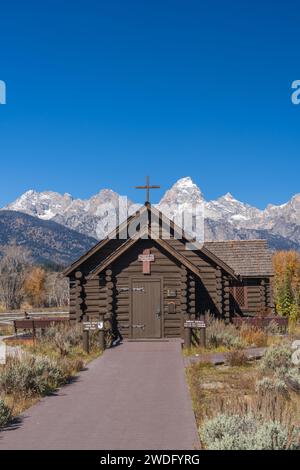 Die Kapelle der Verklärung, Episkopal mit einer Kulisse der Grand Tetons-Gebirgszüge im Grand Tetons-Nationalpark, Wyoming, USA. Stockfoto