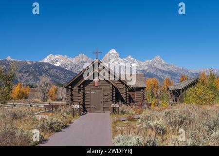 Die Kapelle der Verklärung, Episkopal mit einer Kulisse der Grand Tetons-Gebirgszüge im Grand Tetons-Nationalpark, Wyoming, USA. Stockfoto