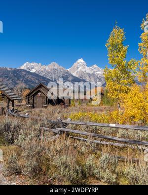 Die Kapelle der Verklärung, Episkopal mit einer Kulisse der Grand Tetons-Gebirgszüge im Grand Tetons-Nationalpark, Wyoming, USA. Stockfoto