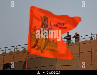 Mumbai, Indien. Januar 2024. Ausländer werden auf dem Dach eines Hotels hinter der Flagge der hinduistischen Gottheit Lord RAM am Juhu Beach in Mumbai gesehen. Die Einweihungszeremonie des Götzenbildes des Hindugottes Lord RAM findet am 22. Januar 2024 in der heiligen Stadt Ayodhya im Bundesstaat Uttar Pradesh statt. (Foto: Ashish Vaishnav/SOPA Images/SIPA USA) Credit: SIPA USA/Alamy Live News Stockfoto