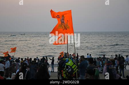 Mumbai, Indien. Januar 2024. Flaggen der hinduistischen Gottheit Lord RAM werden am Juhu Beach in Mumbai gehisst. Die Einweihungszeremonie des Götzenbildes des Hindugottes Lord RAM findet am 22. Januar 2024 in der heiligen Stadt Ayodhya im Bundesstaat Uttar Pradesh statt. (Foto: Ashish Vaishnav/SOPA Images/SIPA USA) Credit: SIPA USA/Alamy Live News Stockfoto