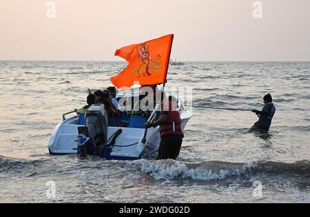 Mumbai, Indien. Januar 2024. Eine Flagge der hinduistischen Gottheit Lord RAM wird auf einem Schnellboot am Juhu Beach in Mumbai gehisst. Die Einweihungszeremonie des Götzenbildes des Hindugottes Lord RAM findet am 22. Januar 2024 in der heiligen Stadt Ayodhya im Bundesstaat Uttar Pradesh statt. (Foto: Ashish Vaishnav/SOPA Images/SIPA USA) Credit: SIPA USA/Alamy Live News Stockfoto