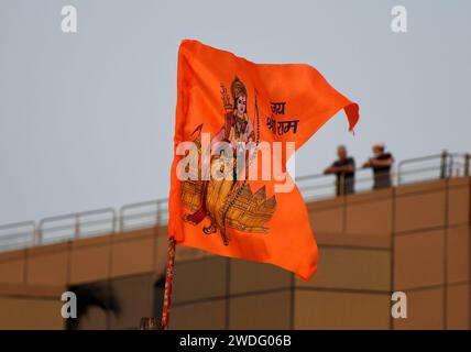 Mumbai, Indien. Januar 2024. Die Flagge des Hindugottes Lord RAM wird am Juhu Beach in Mumbai gehisst. Die Einweihungszeremonie des Götzenbildes des Hindugottes Lord RAM findet am 22. Januar 2024 in der heiligen Stadt Ayodhya im Bundesstaat Uttar Pradesh statt. (Foto: Ashish Vaishnav/SOPA Images/SIPA USA) Credit: SIPA USA/Alamy Live News Stockfoto