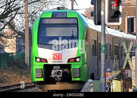 S-Bahn Rhein/Ruhr Linie S9 die S9 der DB-Regio S-Bahn Rhein/Ruhr durchfährt einen landschaftlich attraktiven Bereich zwischen Essen und Wuppertal zur Winterzeit und überquert einen Bahnübergang Essen Nordrhein-Westfalen Deutschland *** S-Bahn Rhein-Ruhr-Linie S9 der DB Regio die S-Bahn Rhein Ruhr führt im Winter zwischen Essen und Wuppertal durch ein landschaftlich reizvolles Gebiet und überquert einen Bahnübergang Essen Nordrhein-Westfalen Deutschland Stockfoto