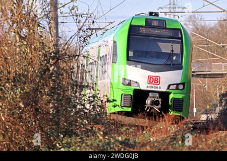 S-Bahn Rhein/Ruhr Linie S9 die S9 der DB-Regio S-Bahn Rhein/Ruhr durchfährt einen landschaftlich attraktiven Bereich zwischen Essen und Wuppertal zur Winterzeit Essen Nordrhein-Westfalen Deutschland *** S Bahn Rhein Ruhr Linie S9 die S9 der DB Regio S Bahn Rhein Ruhr führt durch ein landschaftlich reizvolles Gebiet zwischen Essen und Wuppertal während der Wintersaison Essen Nordrhein-Westfalen Deutschland Stockfoto