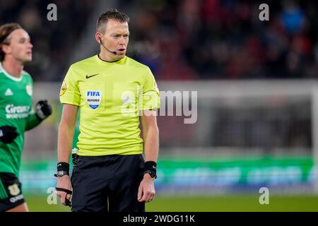 Alkmaar, Niederlande. Januar 2024. ALKMAAR, NIEDERLANDE - 20. JANUAR: Schiedsrichter Allard Lindhout sieht beim niederländischen Eredivisie-Spiel zwischen AZ und PEC Zwolle im AFAS-Stadion am 20. Januar 2024 in Alkmaar, Niederlande. (Foto von Patrick Goosen/Orange Pictures) Credit: Orange Pics BV/Alamy Live News Stockfoto