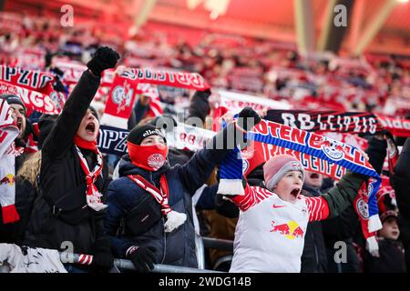 Leipzig, Deutschland. Januar 2024. Fußball: Bundesliga, RB Leipzig - Bayer Leverkusen, Spieltag 18, Red Bull Arena. Die Leipziger Fans feuern ihr Team an. Quelle: Jan Woitas/dpa/Alamy Live News Stockfoto
