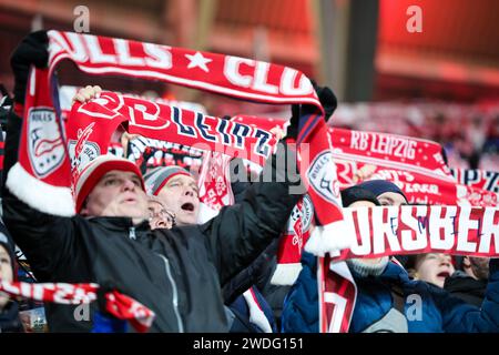Leipzig, Deutschland. Januar 2024. Fußball: Bundesliga, RB Leipzig - Bayer Leverkusen, Spieltag 18, Red Bull Arena. Die Leipziger Fans feuern ihr Team an. Quelle: Jan Woitas/dpa/Alamy Live News Stockfoto