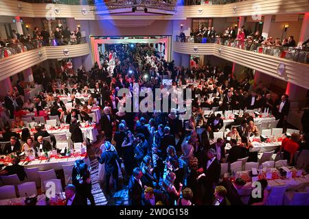 München, Deutschland. Januar 2024. 48. Deutscher Filmball: Gäste tanzen bei der Veranstaltung im Hotel Bayerischer Hof. Der Deutsche Filmball findet erstmals nach der Corona-Pause wieder statt. Quelle: Felix Hörhager/dpa/Alamy Live News Stockfoto