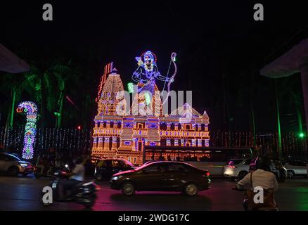 Mumbai, Indien. Januar 2024. Die Struktur des Hindugottes Lord RAM und RAM Temple wird in den Straßen Mumbais mit LED (Leuchtdiode) beleuchtet. Leuchtdioden der hinduistischen Gottheit Lord RAM sind in der ganzen Stadt (Mumbai) vor der Einweihungszeremonie zu sehen, die am 22. Januar in der heiligen Stadt Ayodhya im Bundesstaat Uttar Pradesh stattfinden wird. (Foto: Ashish Vaishnav/SOPA Images/SIPA USA) Credit: SIPA USA/Alamy Live News Stockfoto