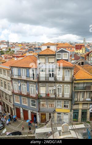 Porto, Portugal - 17. September 2023. Farbenfrohe Häuser im Stadtzentrum Stockfoto