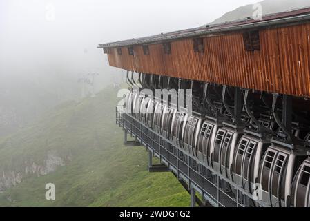 Eine Seilbahnstation mit gelagerten Gondeln am Hintertuxer Gletscher, Österreich Stockfoto