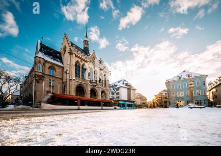 Der Erfurter Fischmarkt vor dem Rathaus ist bedeckt von Schnee. In den frühen Morgenstunden, während des Sonnenaufgangs glänzt das Rathaus in strahlendem Licht. Erfurt, 19.01.2024 *** der Erfurter Fischmarkt vor dem Rathaus ist in den frühen Morgenstunden mit Schnee bedeckt, während Sonnenaufgang leuchtet das Rathaus in hellem Licht Erfurt, 19 01 2024 Foto:XM.xKremerx/xFuturexImagex erfurt 4109 Stockfoto