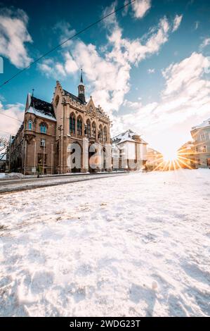Der Erfurter Fischmarkt vor dem Rathaus ist bedeckt von Schnee. In den frühen Morgenstunden, während des Sonnenaufgangs glänzt das Rathaus in strahlendem Licht. Erfurt, 19.01.2024 *** der Erfurter Fischmarkt vor dem Rathaus ist in den frühen Morgenstunden mit Schnee bedeckt, während Sonnenaufgang leuchtet das Rathaus in hellem Licht Erfurt, 19 01 2024 Foto:XM.xKremerx/xFuturexImagex erfurt 4108 Stockfoto