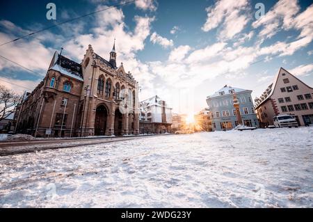 Der Erfurter Fischmarkt vor dem Rathaus ist bedeckt von Schnee. In den frühen Morgenstunden, während des Sonnenaufgangs glänzt das Rathaus in strahlendem Licht. Erfurt, 19.01.2024 *** der Erfurter Fischmarkt vor dem Rathaus ist in den frühen Morgenstunden mit Schnee bedeckt, während Sonnenaufgang leuchtet das Rathaus in hellem Licht Erfurt, 19 01 2024 Foto:XM.xKremerx/xFuturexImagex erfurt 4110 Stockfoto