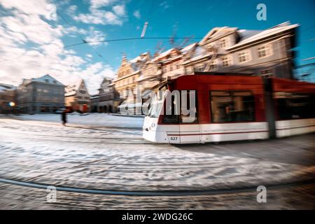 Der Erfurter Fischmarkt vor dem Rathaus ist bedeckt von Schnee. In den frühen Morgenstunden, während des Sonnenaufgangs, glänzt die vorbeifahrende Straßenbahn in strahlendem Licht. Erfurt, 19.01.2024 *** der Erfurter Fischmarkt vor dem Rathaus ist in den frühen Morgenstunden schneebedeckt, bei Sonnenaufgang schimmert die vorbeifahrende Straßenbahn im hellen Licht Erfurt, 19 01 2024 Foto:XM.xKremerx/xFuturexImagex erfurt 4119 Stockfoto