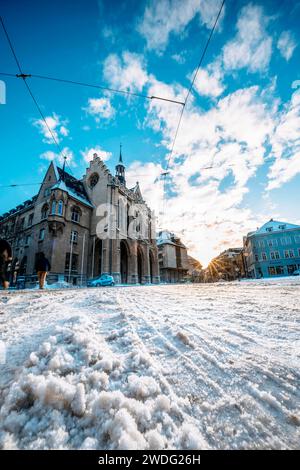Der Erfurter Fischmarkt vor dem Rathaus ist bedeckt von Schnee. Erfurt, 19.01.2024 *** der Erfurter Fischmarkt vor dem Rathaus ist mit Schnee bedeckt Erfurt, 19 01 2024 Foto:XM.xKremerx/xFuturexImagex erfurt 4117 Stockfoto