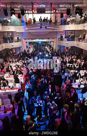 München, Deutschland. Januar 2024. 48. Deutscher Filmball: Gäste tanzen bei der Veranstaltung im Hotel Bayerischer Hof. Der Deutsche Filmball findet erstmals nach der Corona-Pause wieder statt. Quelle: Felix Hörhager/dpa/Alamy Live News Stockfoto