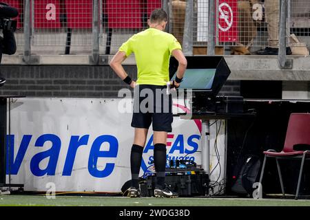 Alkmaar, Niederlande. Januar 2024. ALKMAAR, NIEDERLANDE - 20. JANUAR: Schiedsrichter Allard Lindhout berät den VAR während des niederländischen Eredivisie-Spiels zwischen AZ und PEC Zwolle im AFAS-Stadion am 20. Januar 2024 in Alkmaar, Niederlande. (Foto von Patrick Goosen/Orange Pictures) Credit: Orange Pics BV/Alamy Live News Stockfoto