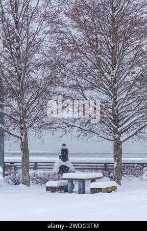 Schneebedeckte Fischerstatue entlang der Steveston Waterfront in British Columbia Kanada Stockfoto