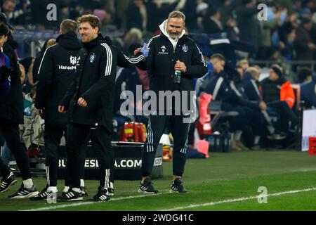 Gelsenkirchen, Deutschland. Januar 2024. Gelsenkirchen, Deutschland, 2024-1-20, Veltins Arena, 2. Bundesliga: FC Schalke 04 - Hamburger SV Bild: Cheftrainer Tim Walter (Hamburger SV) jubelt nach dem 0:2 durch Laszlo Benes (Hamburger SV)/DFB/DFL-VORSCHRIFTEN VERBIETEN JEDE VERWENDUNG VON FOTOGRAFIEN ALS BILDSEQUENZEN UND/ODER QUASI-VIDEO. Quelle: dpa/Alamy Live News Stockfoto