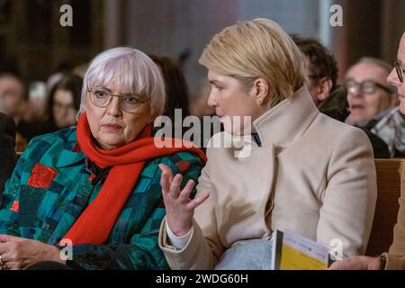 20. Januar 2024, Mecklenburg-Vorpommern, Greifswald: Claudia Roth (Allianz 90/die Grünen, l), Staatsministerin für Kultur und Medien, und Manuela Schwesig (SPD), Ministerpräsidentin Mecklenburg-Vorpommerns, nehmen an der Eröffnungsveranstaltung des Caspar David Friedrich Jubiläumsjahres 2024 in St. Nikolai Kathedrale. Die Stadt Greifswald eröffnete ihr Jubiläumsjahr für Caspar David Friedrich (1774–1840) mit einer Feier in St. Nikolai Kathedrale am Samstagabend. Der Maler ist einer der berühmtesten Söhne der Universitätsstadt. Der Dom ist Friedrichs Taufkirche - das würde er Stockfoto