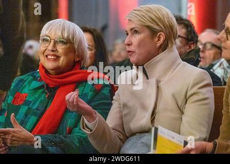 20. Januar 2024, Mecklenburg-Vorpommern, Greifswald: Claudia Roth (Allianz 90/die Grünen, l), Staatsministerin für Kultur und Medien, und Manuela Schwesig (SPD), Ministerpräsidentin Mecklenburg-Vorpommerns, nehmen an der Eröffnungsveranstaltung des Caspar David Friedrich Jubiläumsjahres 2024 in St. Nikolai Kathedrale. Die Stadt Greifswald eröffnete ihr Jubiläumsjahr für Caspar David Friedrich (1774–1840) mit einer Feier in St. Nikolai Kathedrale am Samstagabend. Der Maler ist einer der berühmtesten Söhne der Universitätsstadt. Der Dom ist Friedrichs Taufkirche - das würde er Stockfoto