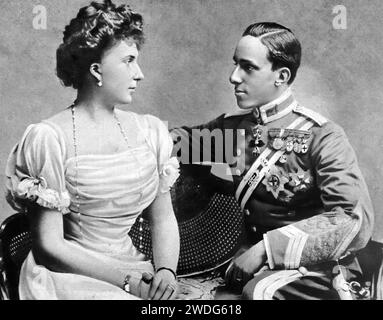 ALFONSO XIII. (1886–1941) irgendwann König von Spanien mit seiner Frau Victoria Eugenie um 1910 Stockfoto