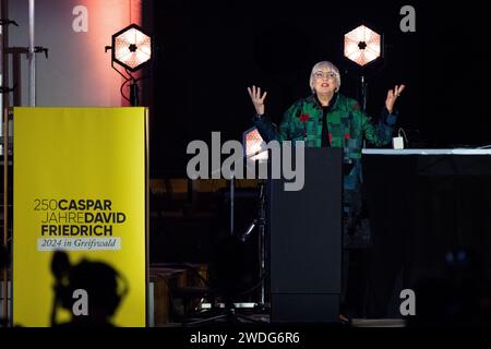 20. Januar 2024, Mecklenburg-Vorpommern, Greifswald: Claudia Roth (Allianz 90/die Grünen), Staatsministerin für Kultur und Medien, spricht anlässlich der Eröffnung des Caspar David Friedrich Jubiläumsjahres 2024 in St. Nikolai Kathedrale. Am Samstagabend eröffnete die Stadt Greifswald ihr Jubiläumsjahr für Caspar David Friedrich (1774-1840) mit einer Feier in St. Nikolai Kathedrale. Der Maler ist einer der berühmtesten Söhne der Universitätsstadt. Der Dom ist Friedrichs Taufkirche - er wäre 2024 250 Jahre alt gewesen. Friedrich gilt als der wichtigste artis Stockfoto