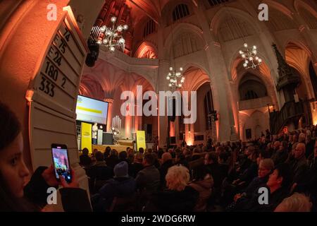 20. Januar 2024, Mecklenburg-Vorpommern, Greifswald: Manuela Schwesig (SPD, hinten links), Ministerpräsidentin Mecklenburg-Vorpommerns, spricht anlässlich der Eröffnung des Caspar David Friedrich Jubiläumsjahres 2024 in St. Nikolai Kathedrale. Die Stadt Greifswald eröffnete ihr Jubiläumsjahr für Caspar David Friedrich (1774–1840) mit einer Feier in St. Nikolai Kathedrale am Samstagabend. Der Maler ist einer der berühmtesten Söhne der Universitätsstadt. Der Dom ist Friedrichs Taufkirche - er wäre 2024 250 Jahre alt gewesen. Friedrich gilt als der bedeutendste Künstler der Welt Stockfoto