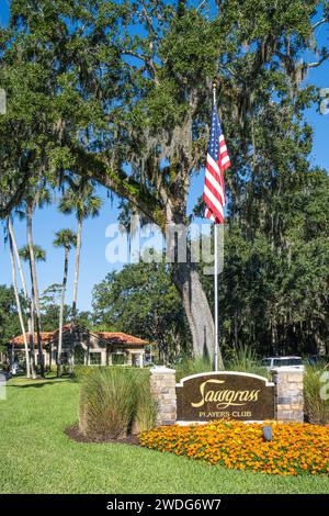 Torhaus und Eintrittsschild des Sawgrass Players Club entlang der Florida A1A in Ponte Vedra Beach, Florida. (USA) Stockfoto