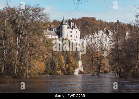 Mittelalterliche Burg Walzin am Ufer der Lesse in der wallonischen Region Südbelgiens. Das im gotischen Stil erbaute Schloss steht auf einem steilen Felsen im Stockfoto