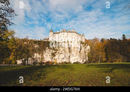 Mittelalterliche Burg Walzin am Ufer der Lesse in der wallonischen Region Südbelgiens. Das im gotischen Stil erbaute Schloss steht auf einem steilen Felsen im Stockfoto