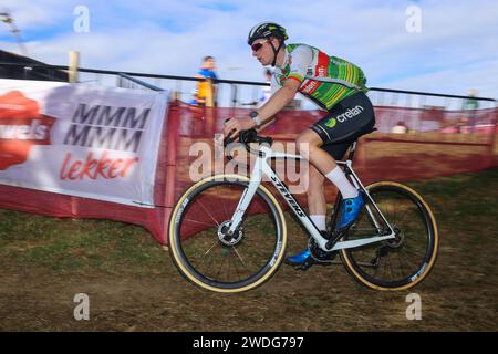 Benidorm, Spanien. Januar 2024. Der Radfahrer von Crelan - Corendon, Toon Vandebosch während des offiziellen Trainings der UCI Cyclo-Cross-Weltmeisterschaft 2024 - Benidorm am 20. Januar 2024 im Parque Foiotes in Benidorm, Spanien. (Foto: Alberto Brevers/Pacific Press) Credit: Pacific Press Media Production Corp./Alamy Live News Stockfoto