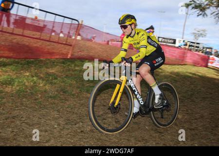 Benidorm, Spanien. Januar 2024. Die Radfahrerin Sophie von Berswodt während des offiziellen Trainings der UCI-Radkreuz-Weltmeisterschaft 2024 - Benidorm am 20. Januar 2024 im Foiotes-Park in Benidorm, Spanien. (Foto: Alberto Brevers/Pacific Press) Credit: Pacific Press Media Production Corp./Alamy Live News Stockfoto