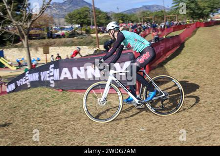 Benidorm, Spanien. Januar 2024. Der Radfahrer Jens Adams während des offiziellen Trainings der UCI Cyclo-Cross-Weltmeisterschaft 2024 in Benidorm am 20. Januar 2024 im Parque Foiotes in Benidorm, Spanien. (Foto: Alberto Brevers/Pacific Press) Credit: Pacific Press Media Production Corp./Alamy Live News Stockfoto