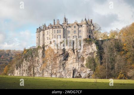 Mittelalterliche Burg Walzin am Ufer der Lesse in der wallonischen Region Südbelgiens. Das im gotischen Stil erbaute Schloss steht auf einem steilen Felsen im Stockfoto