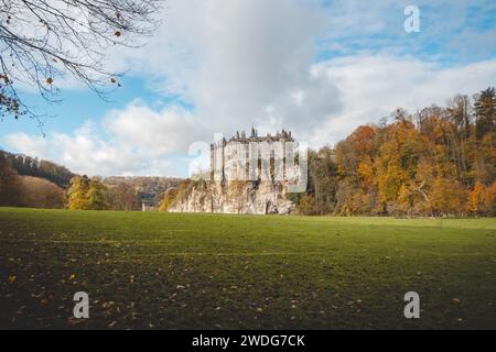 Mittelalterliche Burg Walzin am Ufer der Lesse in der wallonischen Region Südbelgiens. Das im gotischen Stil erbaute Schloss steht auf einem steilen Felsen im Stockfoto