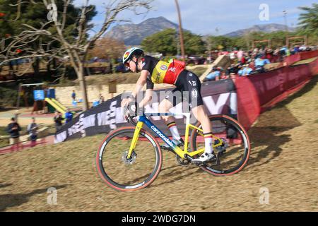 Benidorm, Spanien. Januar 2024. Der Radfahrer Ilken Seynave während des offiziellen Trainings der UCI-Radkreuz-Weltmeisterschaft 2024 - Benidorm am 20. Januar 2024 im Parque Foiotes in Benidorm, Spanien. (Foto: Alberto Brevers/Pacific Press) Credit: Pacific Press Media Production Corp./Alamy Live News Stockfoto