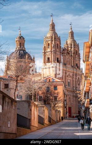 Salamanca, Spanien - 20. FEBRUAR 2022: La Clerecia ist ein barockes Gebäude des ehemaligen Königlichen Kollegiums des Heiligen Geistes der Gesellschaft Jesu, das zwischen beiden errichtet wurde Stockfoto